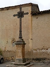 Croix d'un souvenir de mission placée devant l'église.