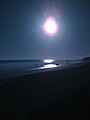 Луна освещает пляж (поселение Торки[англ.], Квинсленд, Австралия, 2009 год)