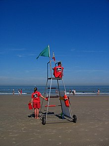 Bagnini belgi con seggiolone portatile per consentire una posizione di visione ottimale della zona di balneazione