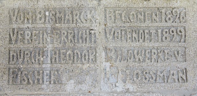 File:Bismarckturm-Assenhausen-Widmungs-Inschrift.jpg