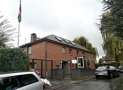 Afghaanse vlag boven de Afghaanse ambassade in Bonn, Duitsland