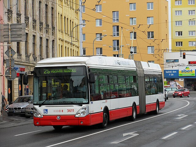 640px-Brno%2C_Mendlovo_n%C3%A1m%C4%9Bst%C3%AD%2C_%C5%A0koda_25Tr_Irisbus_%C4%8D._3611.jpg