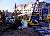 Рух трамваїв біля центрального вокзалу під час будівництва