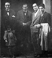 Castelao, Seoane, Eiroa e Cuadrado, diante do portal da consulta do Dr. José Barros Sanromán en Compostela en 1932.