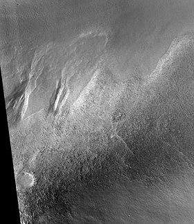 Овраги на горах Харит, снимок камеры HiRISE