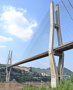 江津区側から望む地維長江大橋。対岸は大渡口区