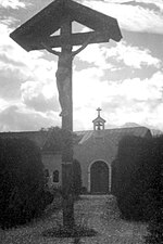 Im Hintergrund die ehemalige Friedhofskapelle Marktschellenberg mit dem „Totenkammerl“. (Um 1930)