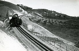 Locomotiva FS 980.001 in transito sul tratto a cremagliera, nel 1912