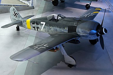 Fw 190F restaurado mostrando ambas as formas de "baixa visibilidade" da Balkenkreuz (apenas os flancos)