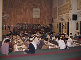 Suasana berbuka puasa bersama di masjid.