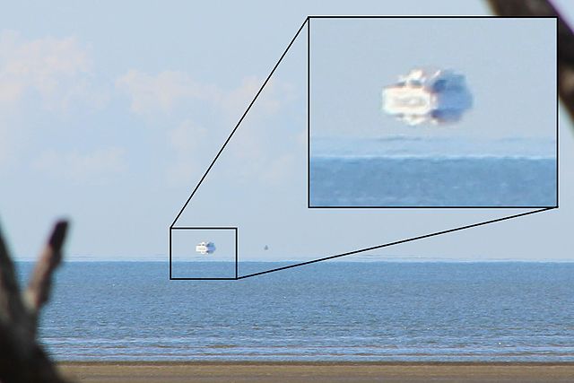 דוגמה מצולמת לפטה מורגנה, שנראית כמו סלע ענק מרחף מעל לים