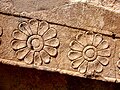 Ukiran-ukiran bunga di dinding Perspolis.