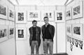 Felix von Solemacher und Andreas Bohnenstengel vor der Fotoausstellung „Gewalt: In der Welt habt Ihr Angst“