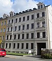 Mietshaus in halboffener Bebauung mit Vorgarten (Hofgebäude 8a–c und Pflaster unter 09306418)