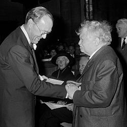 Bernát holland herceg átadja az Erasmus-díjat Gabriel Marcelnek 1969. október 27-én