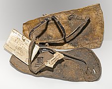 Par de sandalias sakalava expuesto a la Exposición Universal de París en 1900.MHNT