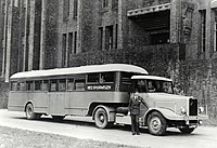 TCR/OB-combinatie van Crossley PT42/1-trekker met opleggerbus van de NS te Utrecht, omstreeks 1946