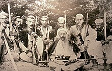 Высокогорные геги племени Дукаджин близ Комана на реке Дрин, сентябрь 1908.jpg
