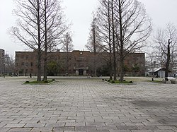東千田公園（広島大学東千田キャンパス跡地）に建つ被爆建物の広島大学旧理学部1号館。これの存続もスタジアム建設に際し問題点だった。