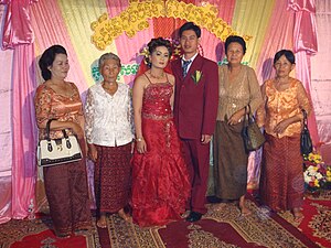 캄퐁톰주에서 열린 결혼 축하 행사에 참석한 중국계 캄보디아인들
