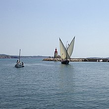 Voiles en oreilles, L'Aurore à l'entrée du port de Sanary-sur-Mer