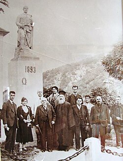 Паметникът на незнайния македонски четник през 1933 г., от ляво надясно: Васил Василев, жена му. Панайот Тасев е вторият от дясно наляво.