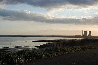 Bae Pegwell yn yr hwyr, yn edrych tua'r de, gyda tyrau oeri Pwerdy Richborough yn y pellter