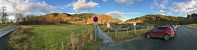 Ruinene ligger rett ved Lyseklostervegen, få hundre meter fra Lysekloster hovedgård og Lysekloster kapell Fortegnet panoramafoto: November 2019