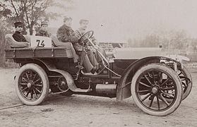 Photo d'un conducteur et de son mécanicien embarqué, prenant la pause au volant de leur véhicule.