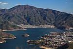 足和田山から望む河口湖と三ッ峠山（2014年12月13日）
