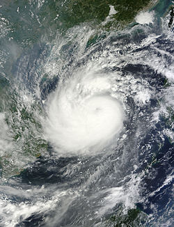 强台风百合在10月13日穿越南海