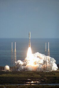 Lancement de New Horizons, par une fusée Atlas V (551) dotée d'un étage supérieur Centaur-5-SEC.