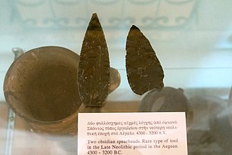 Δύο φυλλόσχημες αιχμές λόγχης από οψιανό. Νεότερη Νεολιθική περίοδος, 4300 - 3200 π.Χ. Αρχαιολογικό Μουσείο Νάξου.