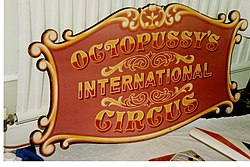 Le logo du cirque d'Octopussy, utilisé dans le film Octopussy, montré dans une convention de James Bond en 1992.