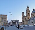 Blick auf die Feldherrnhalle und die Theatinerkirche (rechts)