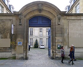 La entrada vista desde la calle.