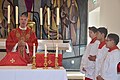 p. Sigurd Markussen sammen med ministranter i St. Franciskus Xaverius kirke i Arendal, Palmesøndag 2019. Foto: Jan-Erik Løken