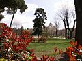 Vista del Parque de Atenas, que configura la cara norte de la calle de Segovia, en su tramo final. Al fondo, la Catedral de la Almudena.