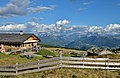 Platzer Alm Hütte Grödner Dolomiten 2.jpg7 154 × 4 626; 18,59 MB