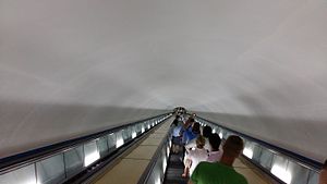 Эскалатор одной из самых глубоких станций мира. 9 сентября 2015 года