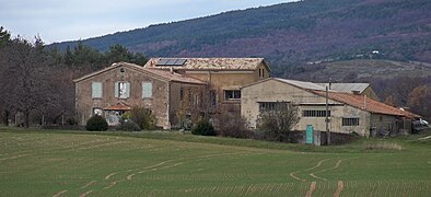 Maison à terre à la sortie du village près de Notre-Dame de l'Ortiguière.