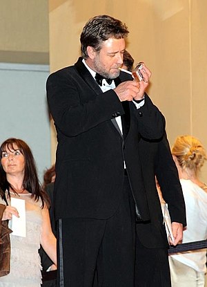 English: Russell Crowe lights up at Cannes