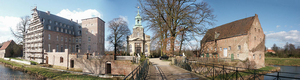 Panorama van het kasteel Diersfordt vanuit het zuiden gezien met in het midden de Slotkerk