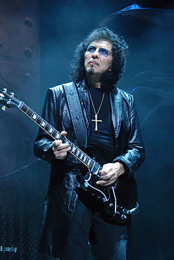 Tony Iommi esiintymässä Chicagossa vuonna 2009.
