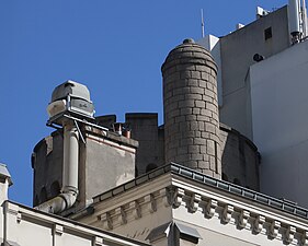 Sommet de la tour, vu depuis la rue.