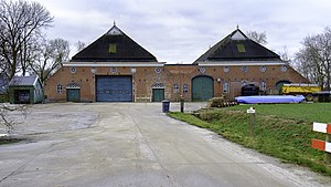 Schuren van de boerderij aan noordzijde van de wierde