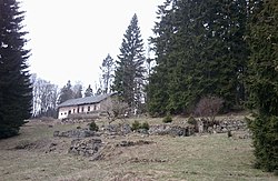Ruiny budov na Velflíku. V pozadí hájovna
