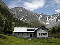 Verpeilhütte, dahinter der Westliche Sonnenkögel (3008 m) und rechts das Verpeiljoch (2825 m)