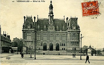 L'hôtel de ville vers 1910, surmonté de son campanile.