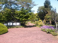 園内の様子。左側は木原均の記念碑